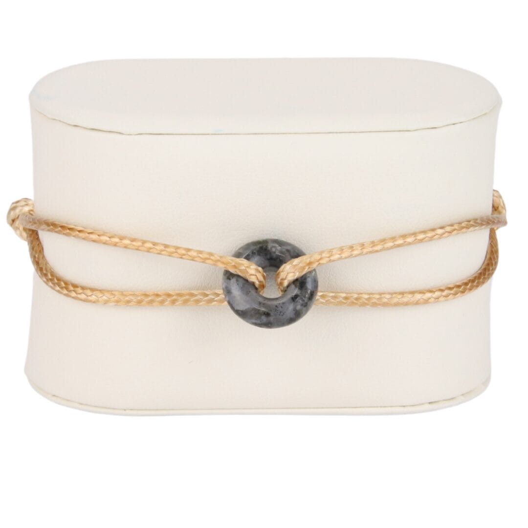 Bracelet Cordon Beige avec Anneau en Pierre Naturelle Noire