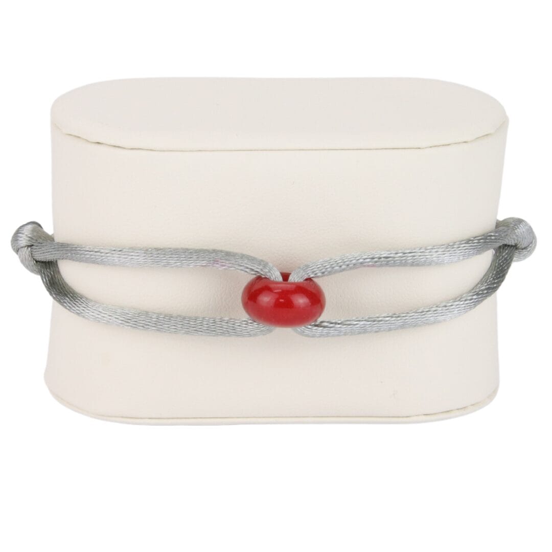 Bracelet Cordon Gris Argenté avec Perle Rouge Brillante