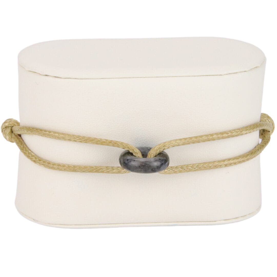 Bracelet Cordon Beige Doré avec Anneau en Pierre Naturelle Grise