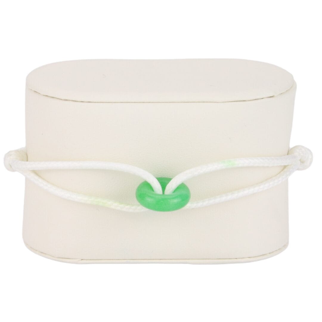Bracelet Cordon Blanc avec Perle Verte Éclatante