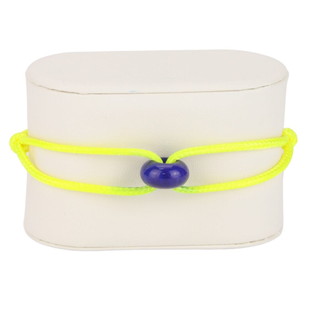 Bracelet Cordon Jaune Fluo avec Perle Bleue Intense