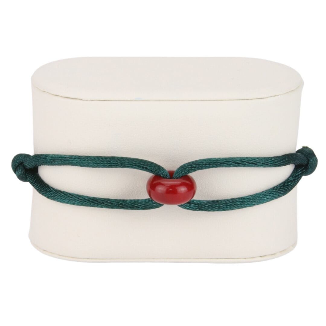 Bracelet Cordon Vert Foncé avec Perle Rouge Effet Pierre